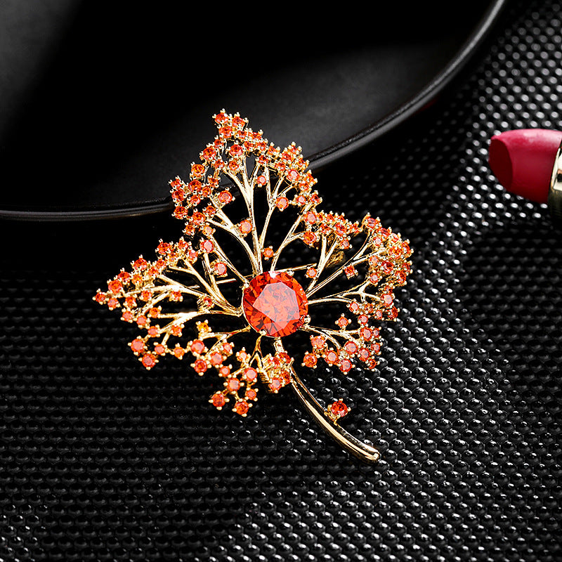 2025 Autumn and winter new clothing jacket coat accessories cardigan shawl pin zircon inlaid high-end corsage maple leaf brooch