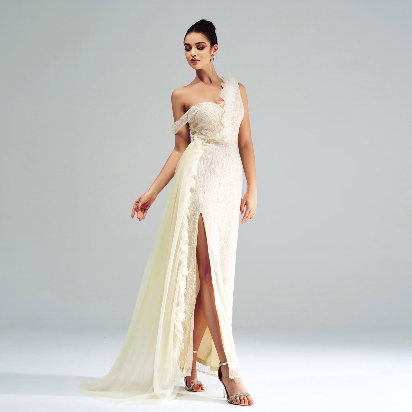 2025 new high-end temperament sleeveless diagonal collar off-the-shoulder banquet hip-wrapped sequined split evening dress dress