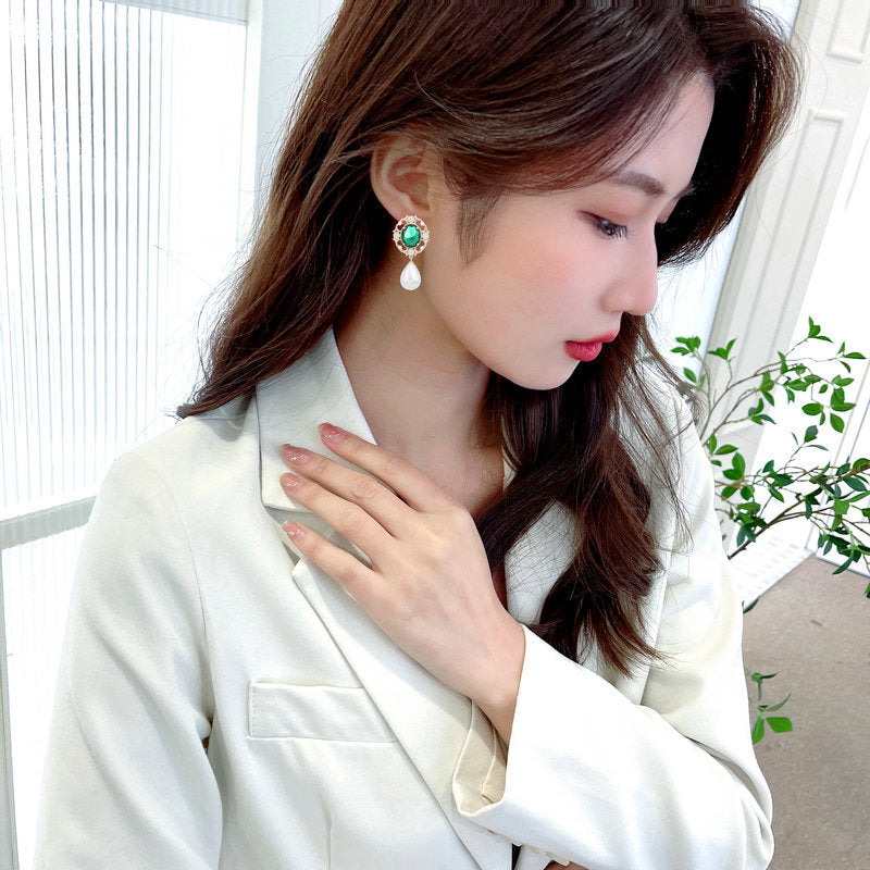 2025 Elegant temperament retro court style earrings wholesale light luxury fashion modified face earrings women's water drop pearl earrings