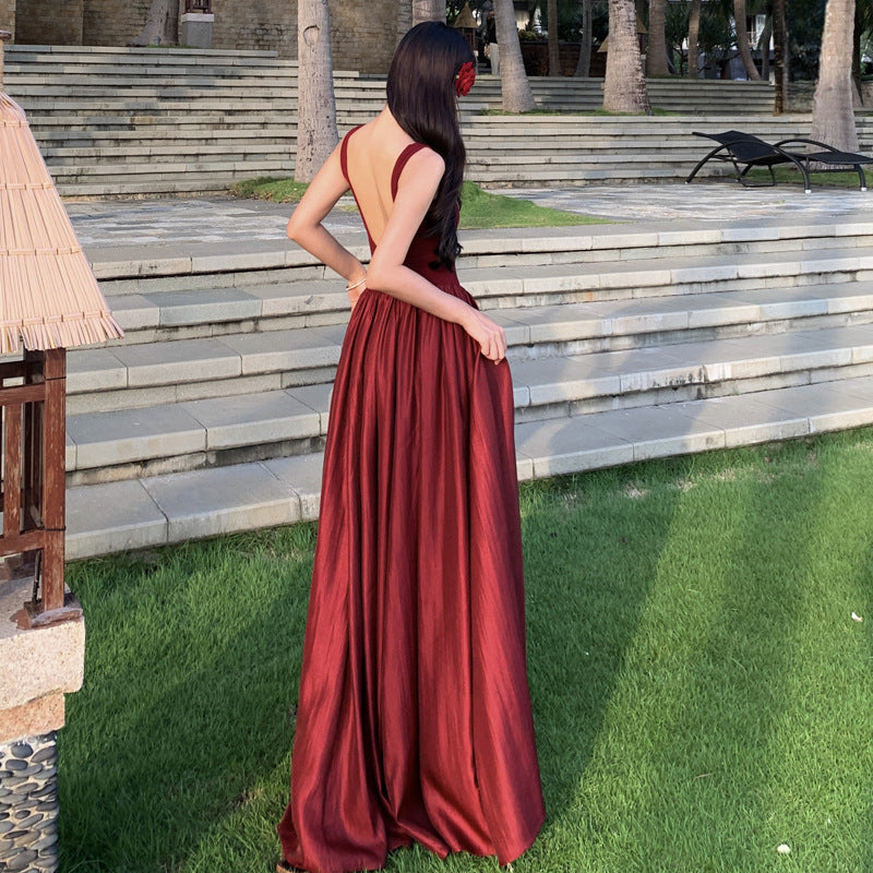 2025 Usually, you can wear a high-end halter red dress for annual photos, and a female design holiday dress for seaside wear.